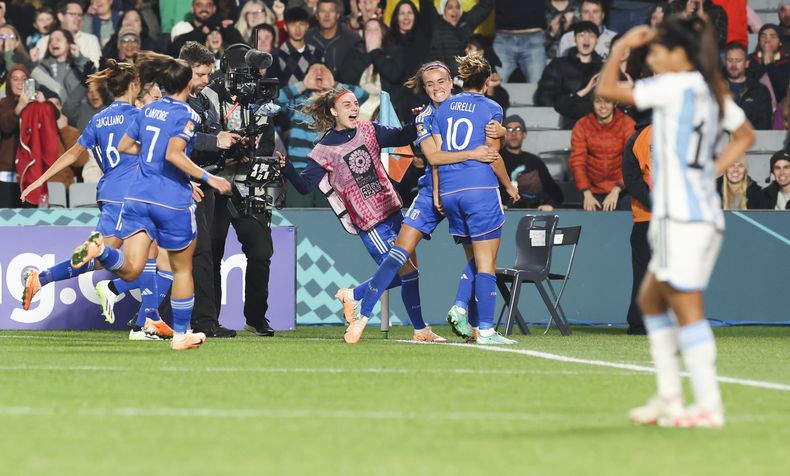 Cristiana Girelli (derecha) celebra tras anotar el gol que le dio a Italia la victoria 1-0 ante Argentina en el Mundial femenino, el lunes 24 de julio de 2023, en Auckland, Nueva Zelanda, el lunes 24 de julio de 2023. (AP Foto/Rafaela Pontes)