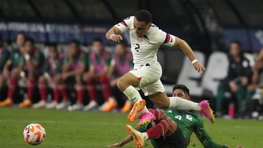 Sergiño Dest, de Estados Unidos, recibe una falta de Edson Álvarez, de México, en la semifinal de la Liga de Naciones de la CONCACAF, el jueves 15 de junio de 2023 en Las Vegas (AP Foto/John Locher)
