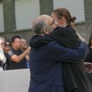 El director de cine italiano Giuseppe Tornatore, a la izquierda, recibe un abrazo cuando llega para presentar sus respetos al diseñador de moda Giorgio Armani, quien yace en el Armani/Teatro en Milán, en el norte de Italia, el sábado 6 de septiembre de 2025. (Foto AP/Antonio Calanni)