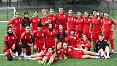 Las jugadoras de la selección femenina de Afganistán posan para una foto de equipo durante una sesión de entrenamiento en Auckland, Nueva Zelanda, el martes 2 de junio de 2026. (Andrew Cornaga/Photosport vía AP)