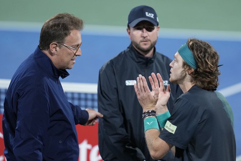 El supervisor de la ATP Roland Herfel descalifica a Andrey Rublev en la semifinal del torneo de Dubái ante Alexander Bublik, el viernes 1 de marzo de 2024. (AP Foto/Kamran Jebreili)