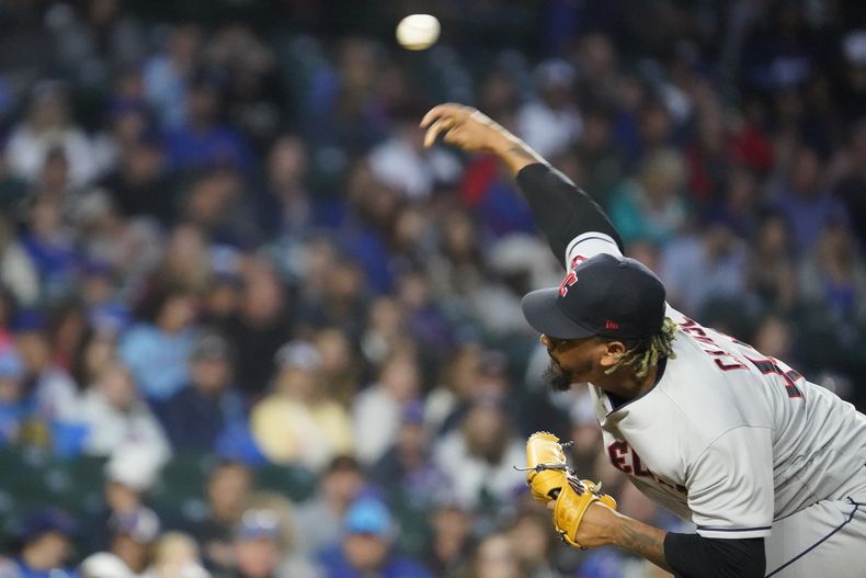 En foto del 2 de julio del 2022, el relevista dominicano de los Guardianes de Cleveland Emmanuel Clase lanza en la novena entrada ante los Cachorros de Chicago. El viernes 7 de julio del 2023, Clase se da de baja del Juego de Estrellas y viajará a dominicana con su pareja embarazada. (AP Foto/David Banks)