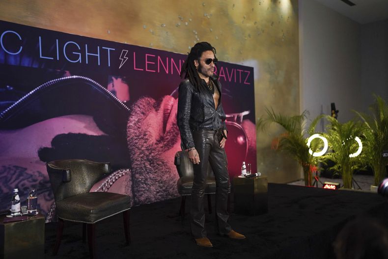 Lenny Kravitz posa en una conferencia de prensa para promover su álbum Blue Electric Light en la Ciudad de México el martes 26 de marzo de 2024. (Foto AP/Marco Ugarte)