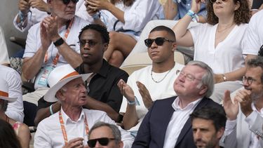 Kylian Mbappé observa la final del Abierto de Francia entre Novak Djokovic y Casper Ruud, el domingo 11 de junio de 2023, en París. (AP Foto/Christophe Ena)
