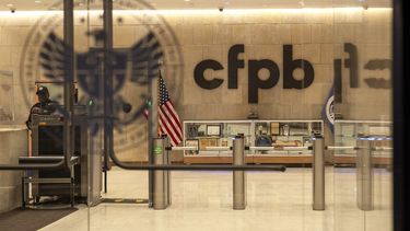 ARCHIVO - Un agente de seguridad trabaja dentro de la Oficina para la Protección Financiera del Consumidor, en la sede de la agencia en Washington, el lunes 10 de febrero de 2025. (AP Foto/Jacquelyn Martin, Archivo)