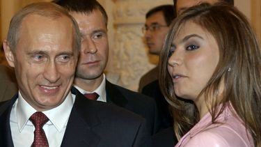 americateve | Vladimir Putin conversa con la ex campeona ol&iacute;mpica de gimnasia Alina Kabaeva el 4 de noviembre del 2004 en un banquete en el Kremlin, en Mosc&uacute;. Se tejen muchas versiones acerca del tipo de relaci&oacute;n que hay entre Putin y Kabaeva, quie