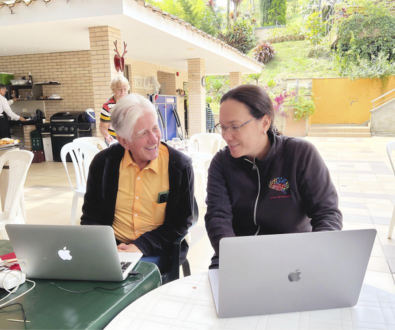 En esta foto sin fecha facilitada por el Hospital General de Massachusetts, el doctor Francisco Lopera, a la izquierda, de la Universidad de Antioquia, un neurólogo que lleva décadas atendiendo a una extensa familia colombiana afectada por el alzhéimer de inicio temprano, conversa con su colega, la investigadora Yakeel Quiroz, del Hospital General de Massachusetts. (Massachusetts General Hospital via AP)