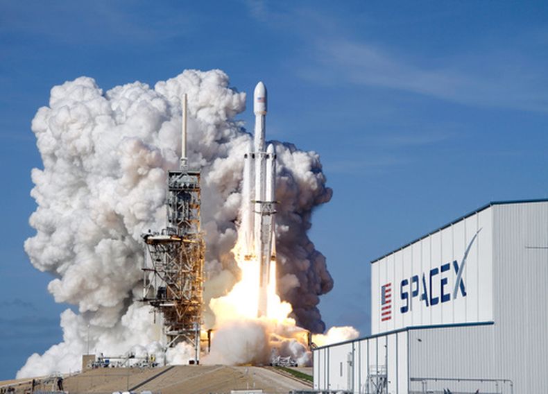 ARCHIVO – Un cohete pesado Falcon 9 de SpaceX despega desde la plataforma 39A en el Centro Espacial Kennedy de Cabo Cañaveral, Florida, el martes 6 de febrero de 2018. (AP Foto/John Raoux, Archivo)