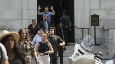 Funcionarios del gobierno salen del edificio de oficinas Russell del Senado, el miércoles 2 de agosto de 2023, en el Capitolio, en Washington, luego de que la policía recibió una llamada sobre una persona armada en el sitio. (AP Foto/J. Scott Applewhite)