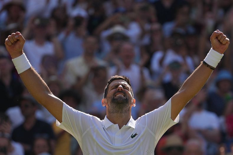 El serbio Novak Djokovic celebra su victoria frente al francés Arthur Rinderknech en la tercera ronda del torneo masculino del Campeonato de Tenis de Wimbledon, el viernes 3 de julio de 2026, en Londres. (AP Foto/Kin Cheung)