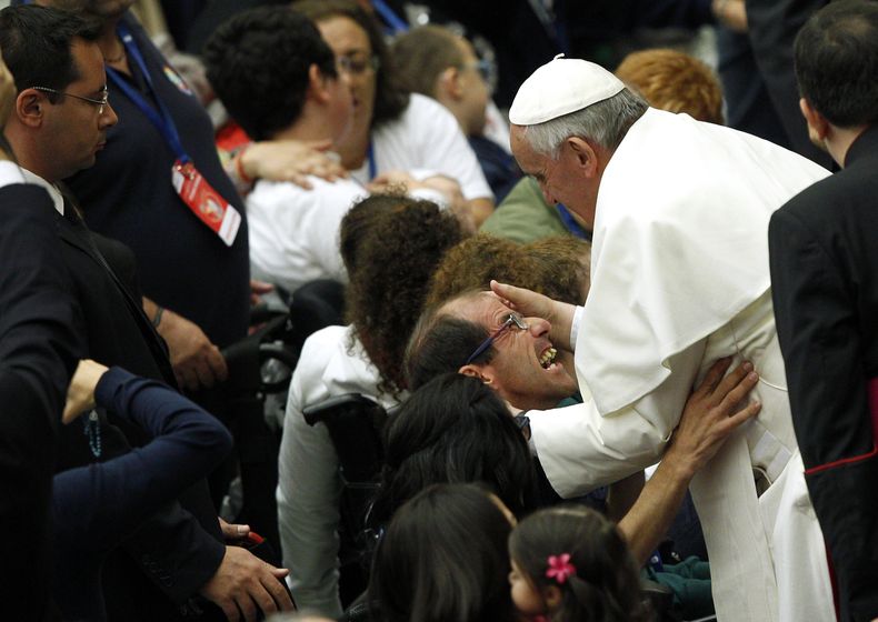 El papa Francisco bendice a un feligr&eacute;s discapacitado al final de una audiencia en el Vaticano, el s&aacute;bado 9 de noviembre del 2013. (Foto AP/Riccardo De Luca)