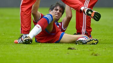 americateve | El jugador de Bayern Munich, Javier Mart&iacute;nez, gesticula en el suelo tras sufrir una lesi&oacute;n en un partido contra Borussia Dortmund por la Supercopa de Alemania el mi&eacute;rcoles, 13 de agosto de 2014, en Dortmund, Alemania. (AP Photo/Sascha