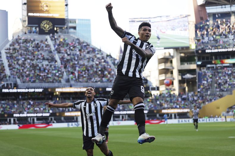 Igor Jesus, de Botafogo, celebra después de marcar el segundo gol de su equipo durante el partido de fútbol del Mundial de Clubes correspondiente al Grupo B entre Botafogo y Seattle Sounders en el estadio Lumen Field, el domingo 15 de junio de 2025, en Seattle (AP Foto/Ryan Sun)