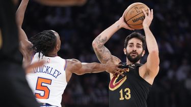 ARCHIVO - Foto del 23 de abril del 2023, el base de los Cavaliers de Cleveland Ricky Rubio mueve el balón frente al base de los Knicks de Nueva York Immanuel Quickley en la serie de primera ronda. El sábado 5 de agosto del 2023, Rubio anuncia que se tomará un descanso por salud mental y no disputará el Mundial con España este mes. (AP Foto/Mary Altaffer, Archivo)