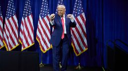 El presidente Donald Trump baila después de hablar en una reunión de legisladores republicanos en Washington el 6 de enero del 2026. (AP foto/Evan Vucci)