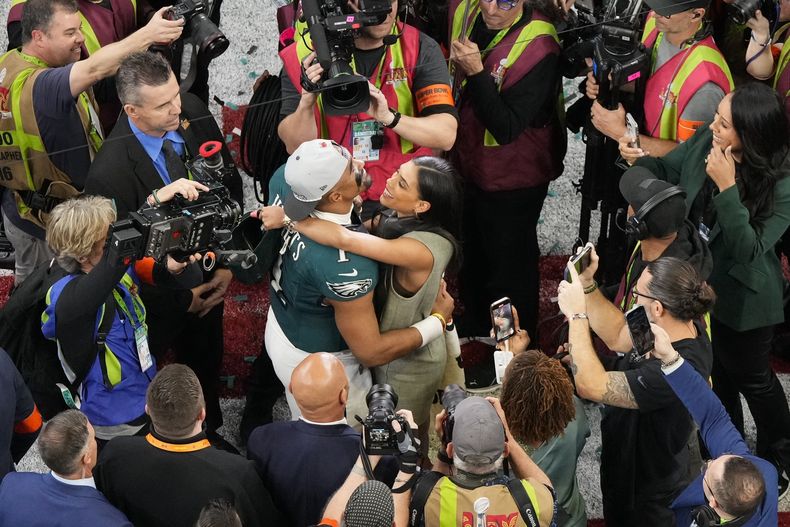 El quarterback de los Eagles de Filadelfia, Jalen Hurts (1), abraza a su pareja Bryonna Burrows después del Super Bowl 59 de la NFL, el domingo 9 de febrero de 2025, en Nueva Orleans. (AP Foto/Godofredo A. V·squez)
