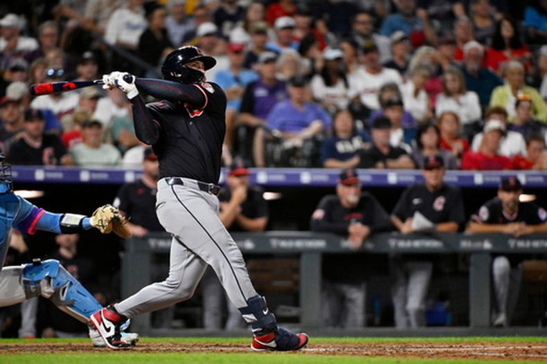 Patrick Bailey, de los Guardianes de Cleveland, conecta un jonrón de tres carreras en el duelo del viernes 21 de agosto de 2026 ante los Rockies de Colorado (AP Foto/Geneva Heffernan)