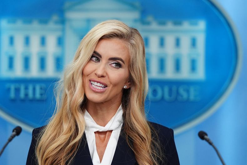 La secretaria de prensa de la Casa Blanca Katie Zacharia habla con reporteros en la sala de prensa de la Casa Blanca en Washington, el 13 de octubre del 2026. (AP foto/Julia Demaree Nikhinson)