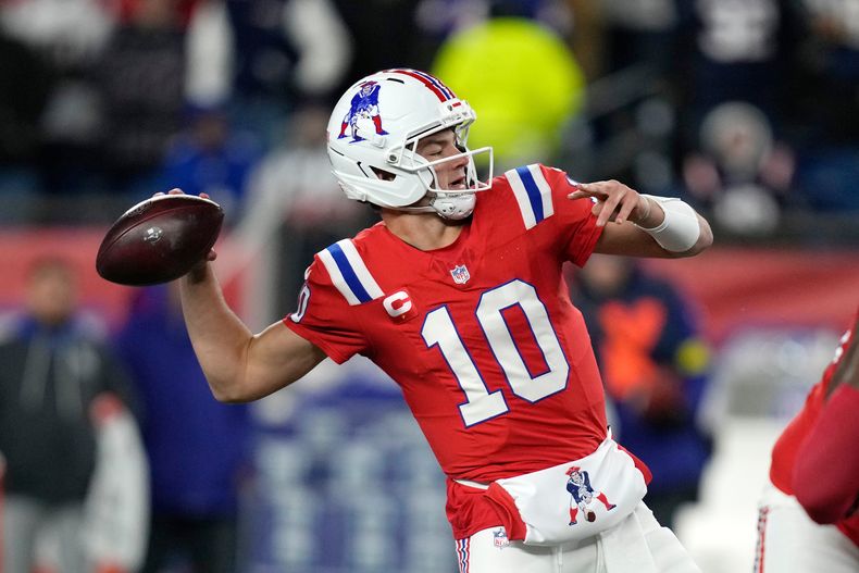 El quarterback Drake Maye de los Patriots de Nueva Inglaterra lanza un pasa ante los Giants de Nueva York, el lunes 1 de diciembre de 2025, en Foxborough. (AP Foto/Charles Krupa)