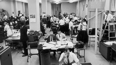 ARCHIVO - Trabajadores en una noche electoral en la oficina de The Associated Press en Washington, el 3 de noviembre de 1964. (AP Foto, Archivo)