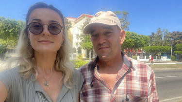 cubano lleva flores a la embajada de ucrania en la haban y le cuesta arresto e interrogatorio