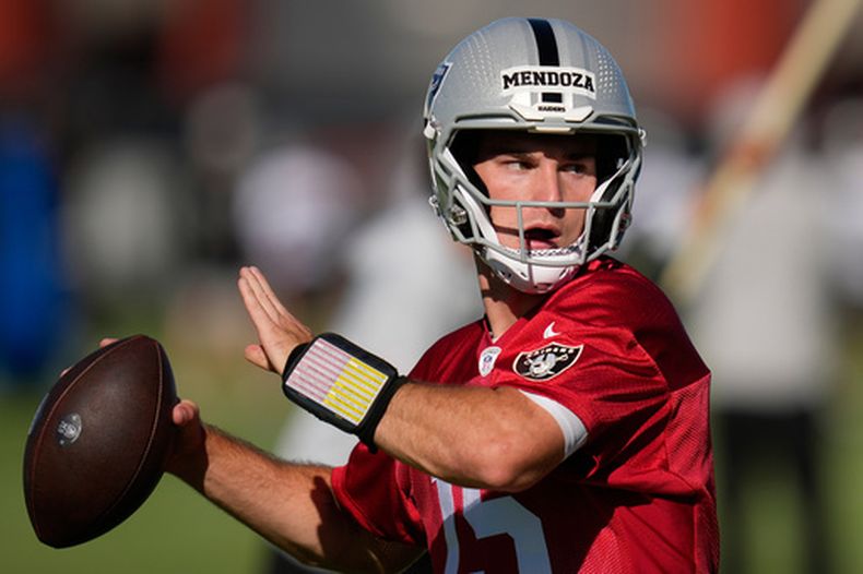 El QB de los Raiders de Las Vegas, Fernando Mendoza, lanza el balón durante la práctica del equipo de fútbol americano de la NFL, el miércoles 10 de junio de 2026, en Henderson, Nevada. (Foto AP/John Locher)