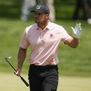 Bryson DeChambeau agradece los aplausos en el hoyo 16 de la primera ronda del Campeonato de la PGA, el jueves 18 de mayo de 2023, en Pittsford, Nueva York (AP Foto/Seth Wenig)