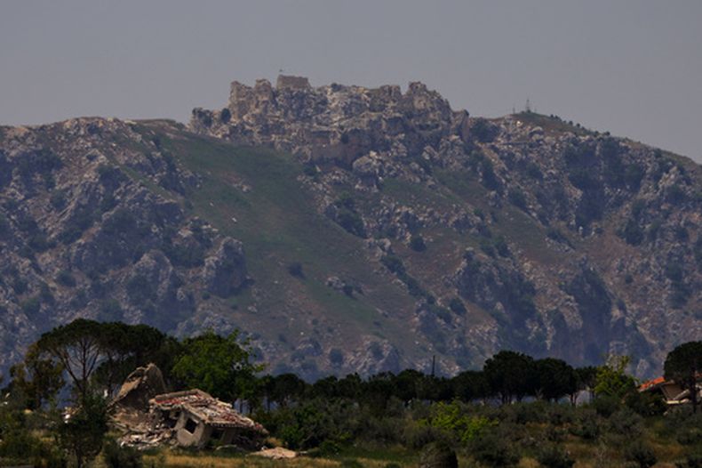 Una vista del castillo de Beaufort en el sur de Líbano, visto desde el norte de Israel, el domingo 31 de mayo de 2026. (AP Foto/Ariel Schalit)