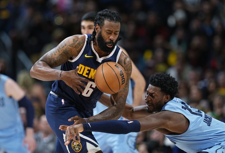 Jaren Jackson Jr., derecha, de los Grizzlies de Memphis, le quita el balón a DeAndre Jordan (6), de los Nuggets de Denver en la segunda mitad del juego de baloncesto de la NBA, el lunes 25 de marzo de 2024, en Denver. (AP Foto/David Zalubowski)