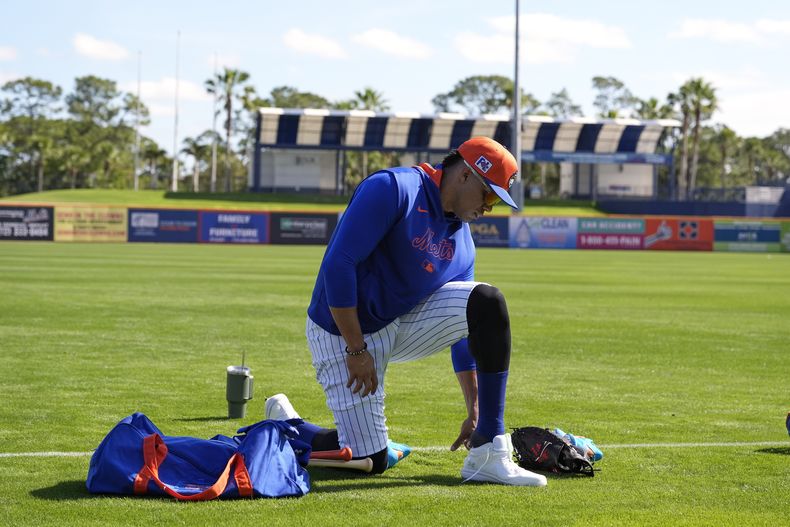 El dominicano Juan Soto, de los Mets de Nueva York, se cambia los zapatos en un entrenamiento de pretemporada, el lunes 17 de febrero de 2025, en Port St. Lucie, Florida (AP Foto/Jeff Roberson)