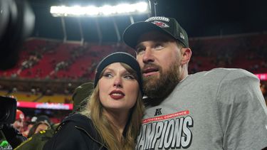 ARCHIVO - Taylor Swift felicita al *tight end* de los Kansas City Chiefs, Travis Kelce (a la derecha), mientras celebran la victoria de los Chiefs sobre los Buffalo Bills en el partido por el campeonato de la AFC de la NFL, el 26 de enero de 2025, en Kansas City, Misuri. (Foto AP/Charlie Riedel, archivo)