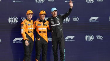 Lando Norris de McLaren celebra tras quedarse con la primera posición en la parrilla, junto a su compañero Oscar Piastri, que saldrá segundo y George Russell de Mercedes, quien saldrá tercero en el Gran Premio de Italia tras la calificación del sábado 31 de agosto del 2024. (AP Foto/Luca Bruno)