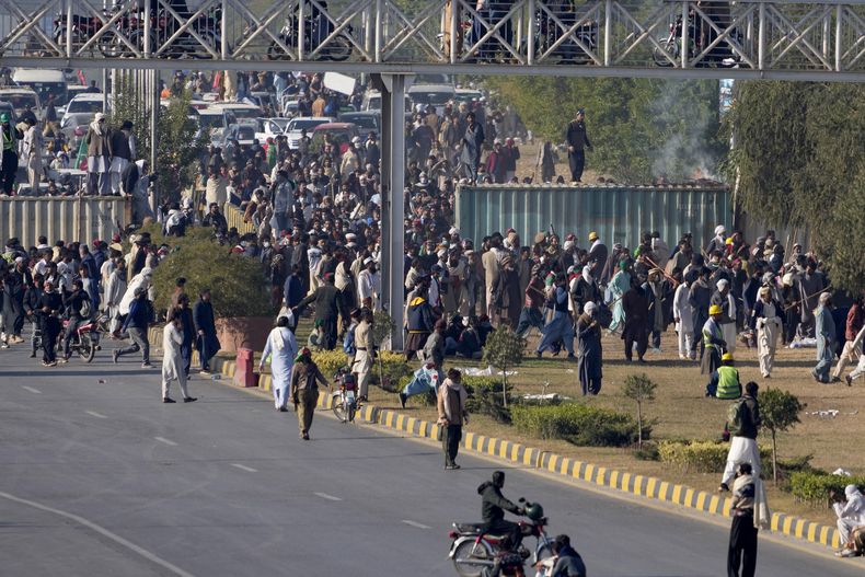 Simpatizantes del exprimer ministro paquistaní, Imran Khan, quien está encarcelado, protestan para exigir su liberación, en Islamabad, Pakistán, el martes 26 de noviembre de 2024. (AP Foto/Anjum Naveed)
