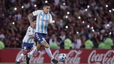 Paolo Guerrero, de Racing Club de Argentina, controla el balón durante un partido de fútbol de la Copa Libertadores de América, en contra de Flamengo, de Brasil, en el estadio Maracaná, en Río de Janeiro, Brasil, el jueves 8 de junio de 2023. (AP Foto/Bruna Prado)