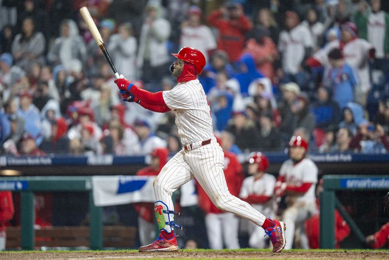 Bryce Harper, de los Filis de Filadelfia, conecta un grand slam ante los Rojos de Cincinnati, el martes 2 de abril de 2024 (AP Foto/Chris Szagola)