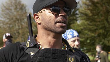 ARCHIVO - Enrique Tarrio, líder de la milicia de ultraderecha Proud Boys, habla en un acto en Delta Park en Portland, Oregon, 26 de de setiembre de 2020. Proud Boys leader Enrique Tarrio speaks at a rally in Delta Park on Sept. 26, 2020, in Portland, Ore. (AP Foto/Allison Dinner, File)