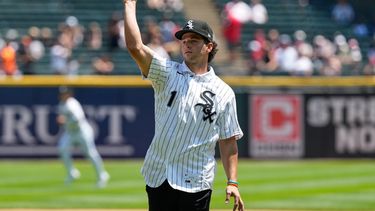 Roch Cholowsky de los Medias Blancas de Chicago, la primera selección del Draft de la MLB, lanza la primera bola ceremonial en el encuentro ante los Athletics el domingo 12 de julio del 2026. (AP Foto/Nam Y. Huh)