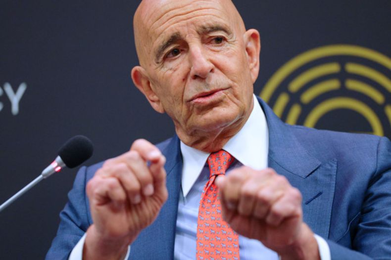 El embajador estadounidense ante Turquía y enviado especial a Siria, Tom Barrack, habla en un panel del Foro de Diplomacia de Antalya en Antalya, en el sur de Turquía, el 17 de abril de 2026. (AP Foto/Riza Ozel, Archivo)