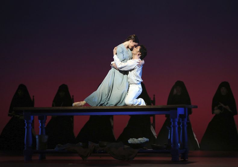 Esta imagen proporcionada por el American Ballet Theatre muestra a Cassandra Trenary y Herman Cornejo durante la presentación de la noche de estreno de Like Water for Chocolate (Como agua para chocolate) el miércoles 28 de marzo de 2023 en el Segerstrom Center for the Arts en Costa Mesa, California. La adaptación de la novela de Laura Esquivel está coreografiada por Christopher Wheeldon y se estrena el 22 de junio en el Metropolitan Opera House. (Marty Sohl, American Ballet Theatre vía AP)