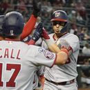 Joey Meneses, derecha, de los Nacionales de Washington, es felicitado por sus compañeros después de conectar jonrón de tres carreras en contra de los Diamondbacks de Arizona en la novena entrada durante un juego de béisbol, el domingo 7 de mayo de 2023, en Phoenix. (AP Foto/Darryl Webb)