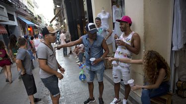 Cuba inicia la vuelta a la normalidad tras enterrar a Castro
