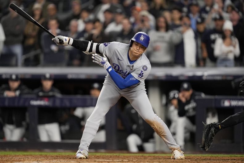 Shohei Ohtani de los Dodgers de Los Ángeles se poncha ante los Yankees de Nueva York durante el séptimo inning del cuarto juego de la Serie Mundial, el martes 29 de octubre de 2024, en Nueva York. (AP Foto/Ashley Landis)
