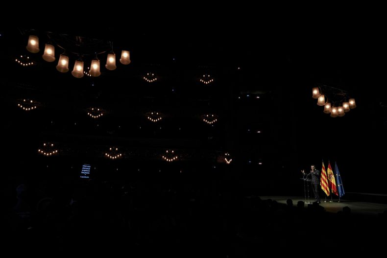 En esta imagen de archivo, el presidente del gobierno de España, Pedro Sánchez, ofrece un discurso en el Gran Teatre del Liceu, en Barcelona, España, el 21 de junio de 2021. La mayoría de las encuestas apuntan a que el conservador Partido Popular será el más votado y estaría en condiciones de formar una coalición de gobierno con el partido de ultraderecha Vox. Pero Sánchez ha demostrado que puede conseguir lo inesperado. (AP Foto/Emilio Morenatti, archivo)