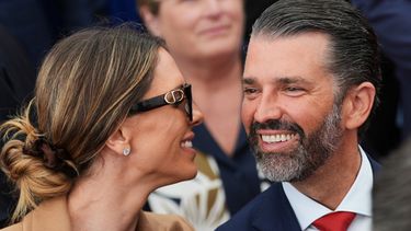 ARCHIVO - Donald Trump Jr., habla con su esposa Bettina, izquierda, mientras esperan que el presidente Donald Trump diga unas palabras al personal de la embajada estadounidense en la residencia Deerfield en Dublín, el 12 de septiembre de 2026. (AP Foto/Julia Demaree Nikhinson, Archivo)