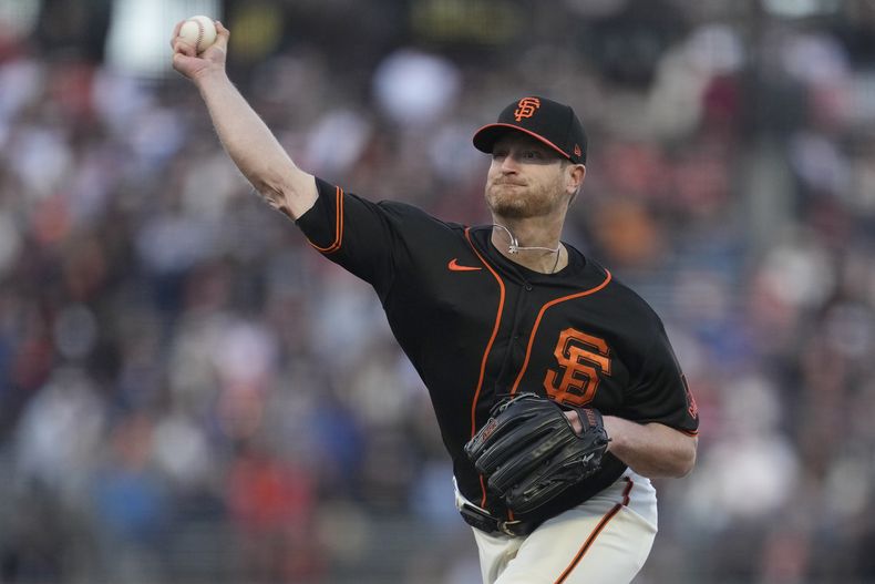 Alex Cobb, abridor de los Gigantes de San Francisco, hace un lanzamiento en el juego del sábado 3 de junio de 2023, ante los Orioles de Baltimore (AP Foto/Jeff Chiu)