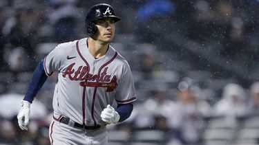 Matt Olson, de los Bravos de Atlanta, recorre las bases tras conectar un jonrón de tres carreras ante los Mets de Nueva York, el viernes 28 de abril de 2023 (AP Foto/Bryan Woolston)