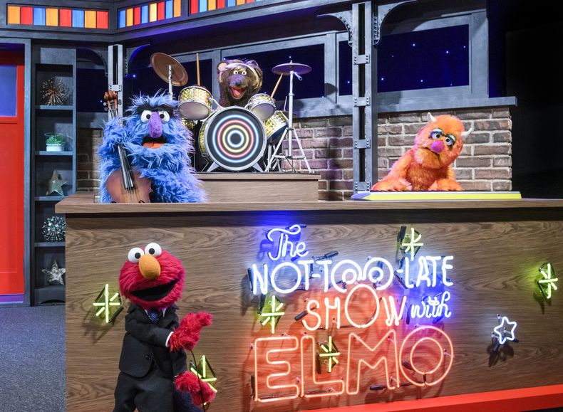ESP-TEL_ELMO-TALK_SHOW-1.jpg
