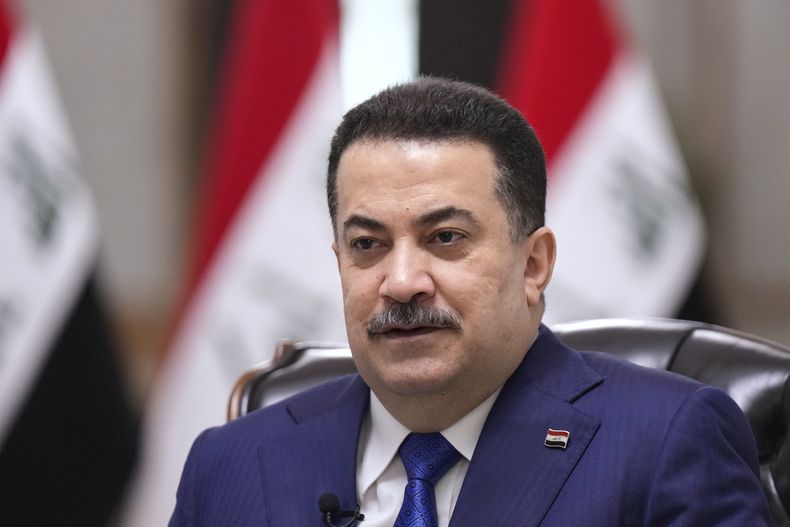 El primer ministro iraquí Mohammed al-Sudani habla en entrevista con The Associated Press en Bagdad, el lunes 28 de julio de 2025. (AP Foto/Hadi Mizban)