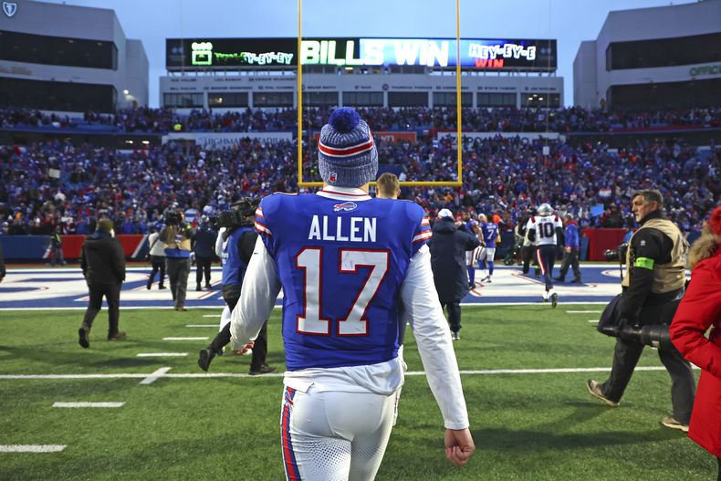 El quarterback de los Bills de Buffalo Josh Allen (17) sale del campo tras la victoria sobre los Patriots de Nueva Inglaterra, el domingo 31 de diciembre de 2023, en Orchard Park, Nueva York. (AP Foto/Jeffrey T. Barnes )