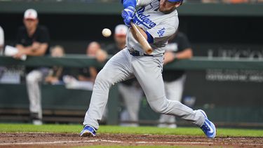 Max Muncy de los Dodgers de Los Ángeles batea en la cuarta entrada del encuentro ante los Orioles de Baltimore el lunes 17 de julio del 2023. (AP Foto/Julio Cortez)